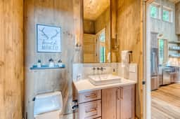 Luxury Modern Cabin • Hot Tub • Fireplace