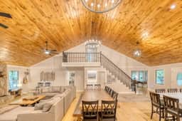 Creekfront 30-Acre Retreat • Hot Tub & Firepit