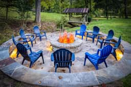 Creekfront 30-Acre Retreat • Hot Tub & Firepit