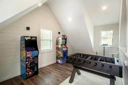 Charming Cabin | Hot Tub • Arcade • Fast WiFi
