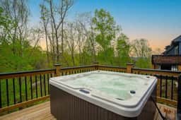Charming Cabin | Hot Tub • Arcade • Fast WiFi