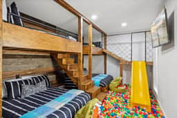 Luxury 8BR Cabin w/Pool, Hot Tub, Views & Arcade