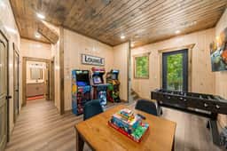 Luxury Lakefront Cabin / Hot tub / Lake Access