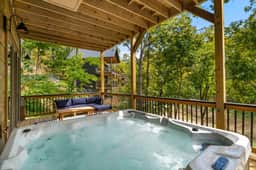 Luxury Lakefront Cabin / Hot tub / Lake Access