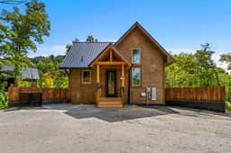 Luxury Lakefront Cabin / Hot tub / Lake Access