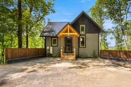 New Lakefront Cabin • Hot Tub & Lake Access
