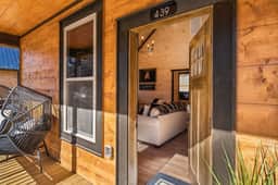 Bearfoot Cabin • Hot Tub • Near Parkway • Sleeps 7