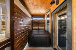 Bearfoot Cabin • Hot Tub • Near Parkway • Sleeps 7