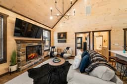 Bearfoot Cabin • Hot Tub • Near Parkway • Sleeps 7