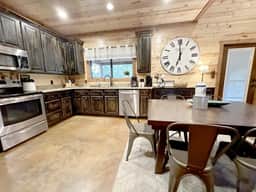 Luxury Rustic Cabin • Hot Tub & Spa • Fire Pit