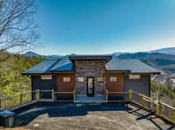 Secluded Cabin Getaway: Private Pool, Gym & Views - Image 2