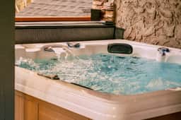 Indoor Pool - Sleeps 26 - Hot Tub