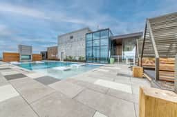 Rainey St 1BR Luxury Condo • Rooftop Pool & Gym