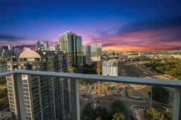 Rainey St 1BR Luxury Condo • Rooftop Pool & Gym