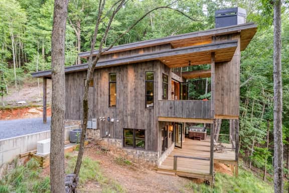 Luxury Modern Cabin • Hot Tub • Fireplace
