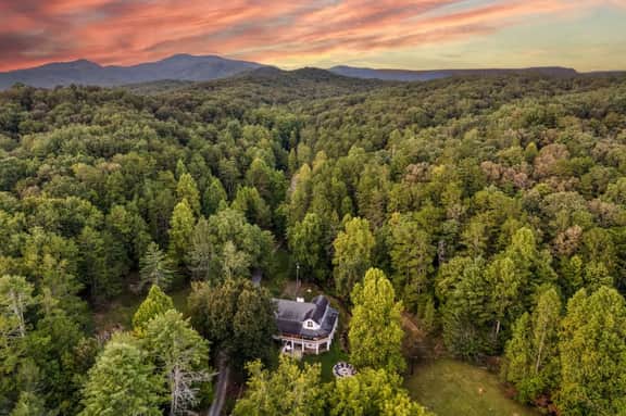 Creekfront 30-Acre Retreat • Hot Tub & Firepit