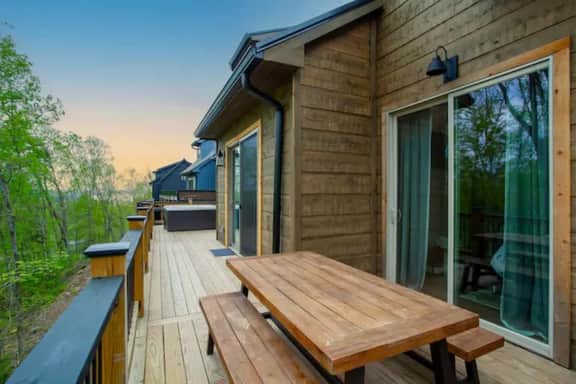 Charming Cabin | Hot Tub • Arcade • Fast WiFi