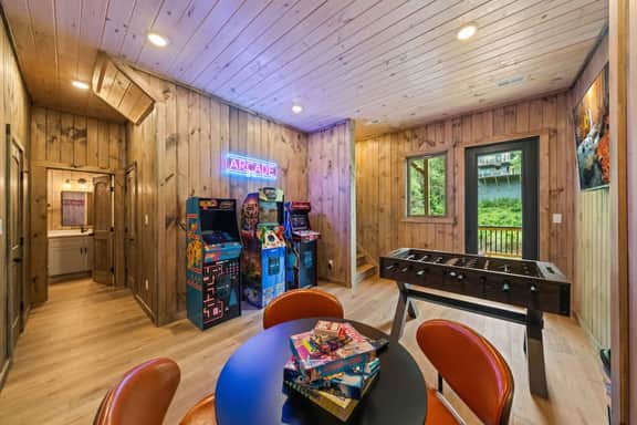 Hot Tub Retreat • Lake Access • Sleeps 8