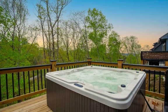 Charming Cabin | Hot Tub • Arcade • Fast WiFi