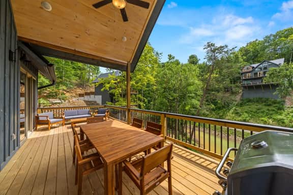 Hot Tub Retreat • Lake Access • Sleeps 8