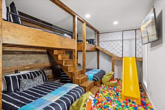 Luxury 8BR Cabin w/Pool, Hot Tub, Views & Arcade