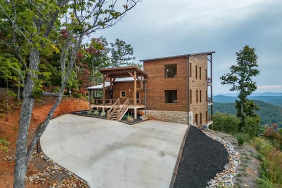 6 Bedroom Mountain Cabin w/ Hot Tub & Game Room