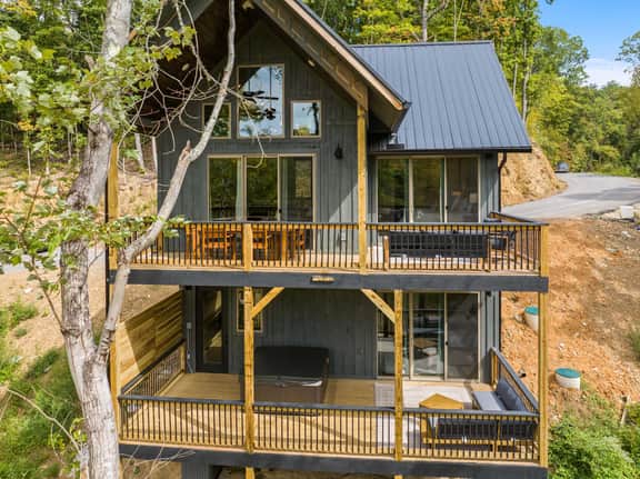 Luxury Lake Retreat • Hot Tub • Game Room