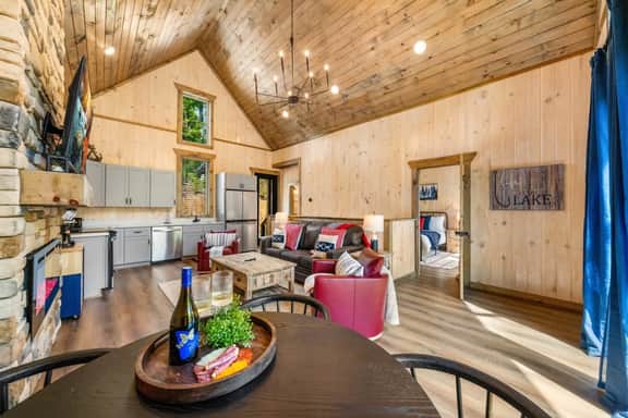 Luxury Lakefront Cabin / Hot tub / Lake Access
