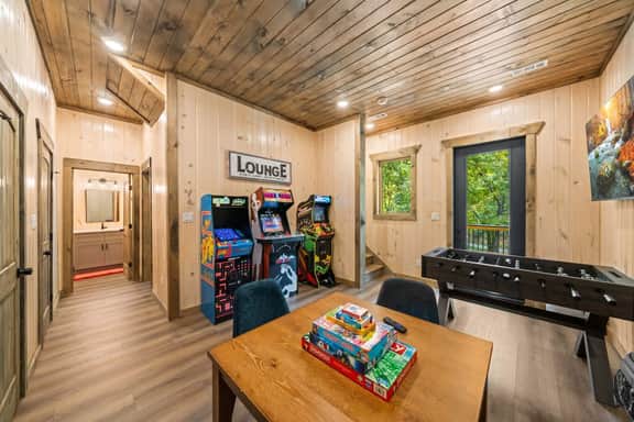 Luxury Lakefront Cabin / Hot tub / Lake Access