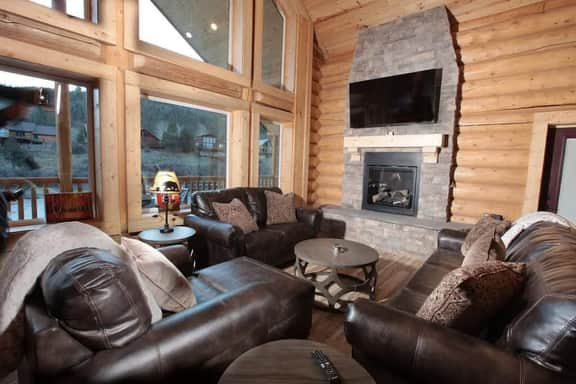 Riverfront Cabin – Cozy Fireplace Retreat