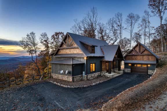 4 Bedroom Mountain Cabin w/ Hot Tub & Pool Table