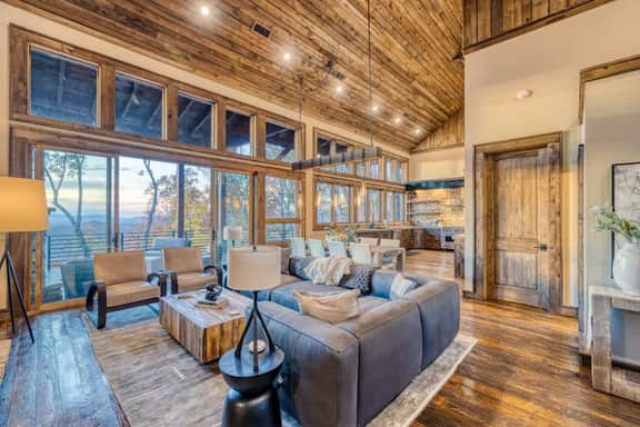 4 Bedroom Mountain Cabin w/ Hot Tub & Pool Table