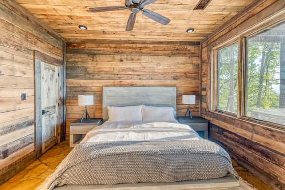 Luxury Cabin w/ Views, Hot Tub & Firepit
