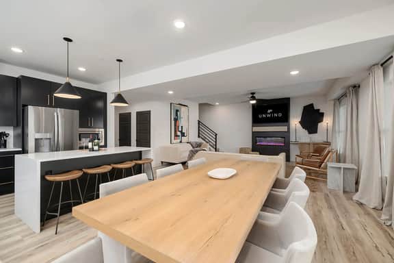 Lakefront Luxury 9BR Retreat—Pools & Hot Tub