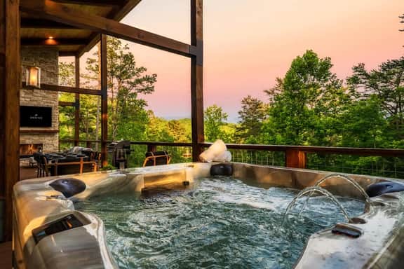 Luxury Cabin: Private Pool, Hot Tub & Game Room!