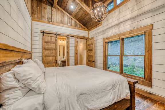 Mountain View Cabin w/ Hot Tub & Game Room