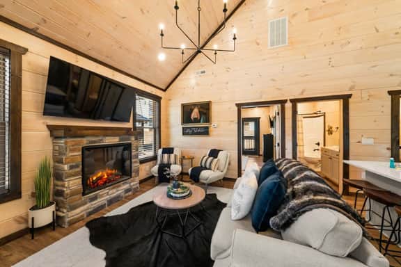 Bearfoot Cabin • Hot Tub • Near Parkway • Sleeps 7