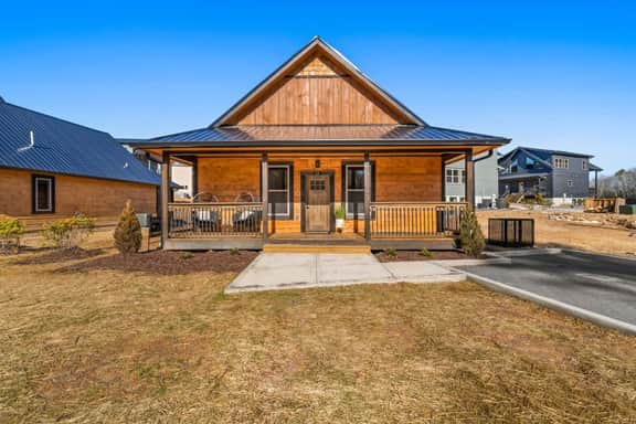 Bearfoot Cabin • Hot Tub • Near Parkway • Sleeps 7