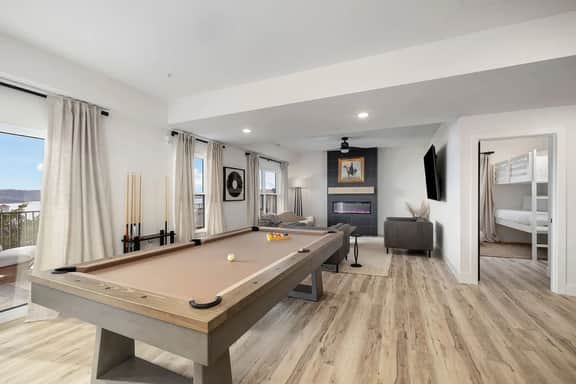 Sleeps 24 Lakefront - Arcades - 2Pools - Hot Tub