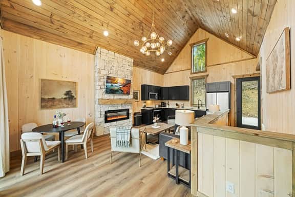 Hot Tub Lake View Family Getaway w/ Lake Access