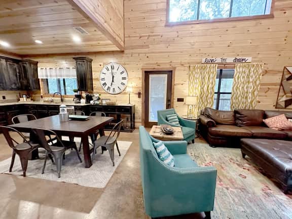 Luxury Rustic Cabin • Hot Tub & Spa • Fire Pit