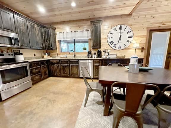 Luxury Rustic Cabin • Hot Tub & Spa • Fire Pit