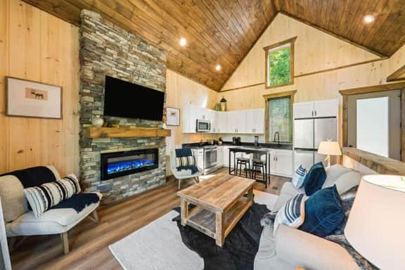 Luxury Lakefront Cabin • Hot Tub & Lake Access