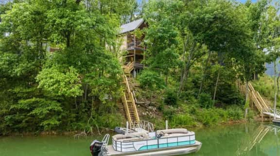 Luxury Lakefront Cabin • Hot Tub & Lake Access