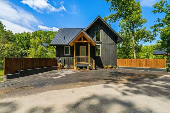 Luxury Lakefront Cabin • Hot Tub & Lake Access