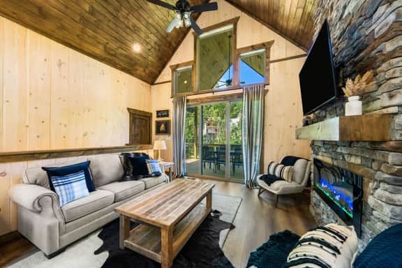 Luxury Lakefront Cabin • Hot Tub & Lake Access