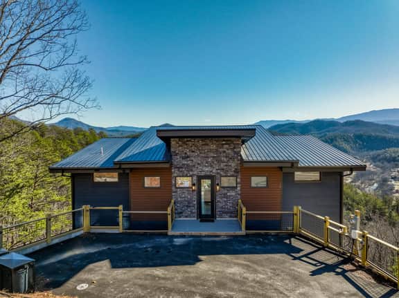 Secluded Cabin Getaway: Private Pool, Gym & Views - Image 2