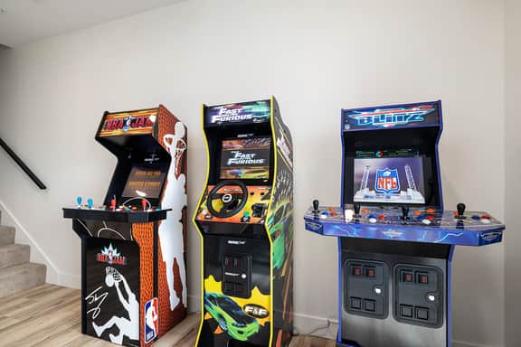 Sleeps 24 Lakefront - Arcades - 2Pools - Hot Tub