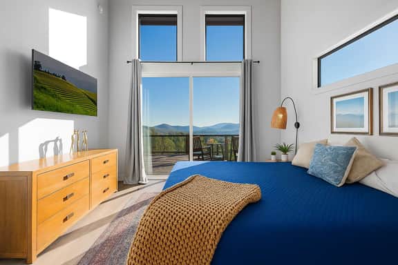 Secluded Cabin Getaway: Private Pool, Gym & Views