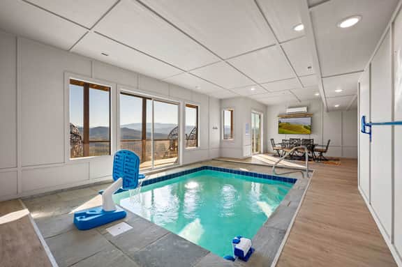 Secluded Cabin Getaway: Private Pool, Gym & Views